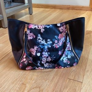 Floral shoulder hand bag.